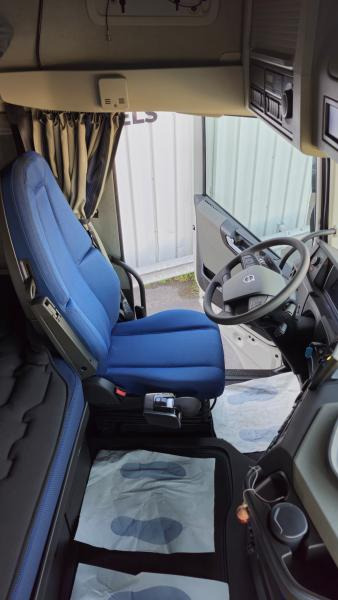Interior photo 2: Tractor unit Volvo FH 500 Globetrotter XXL (Location / Rent)