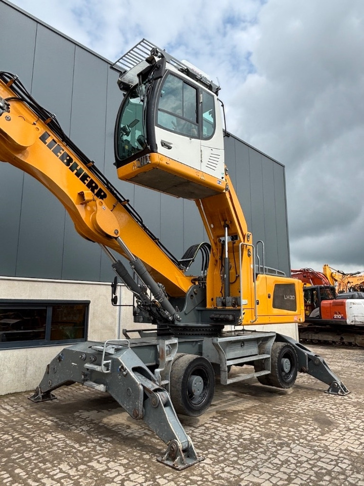 Liebherr LH 30 M - LH 35 M - LH 26 M - Waste/ Industry handler: picture 4 Liebherr LH 30 M - LH 35 M - LH 26 M - Waste/ Industry handler: picture 4