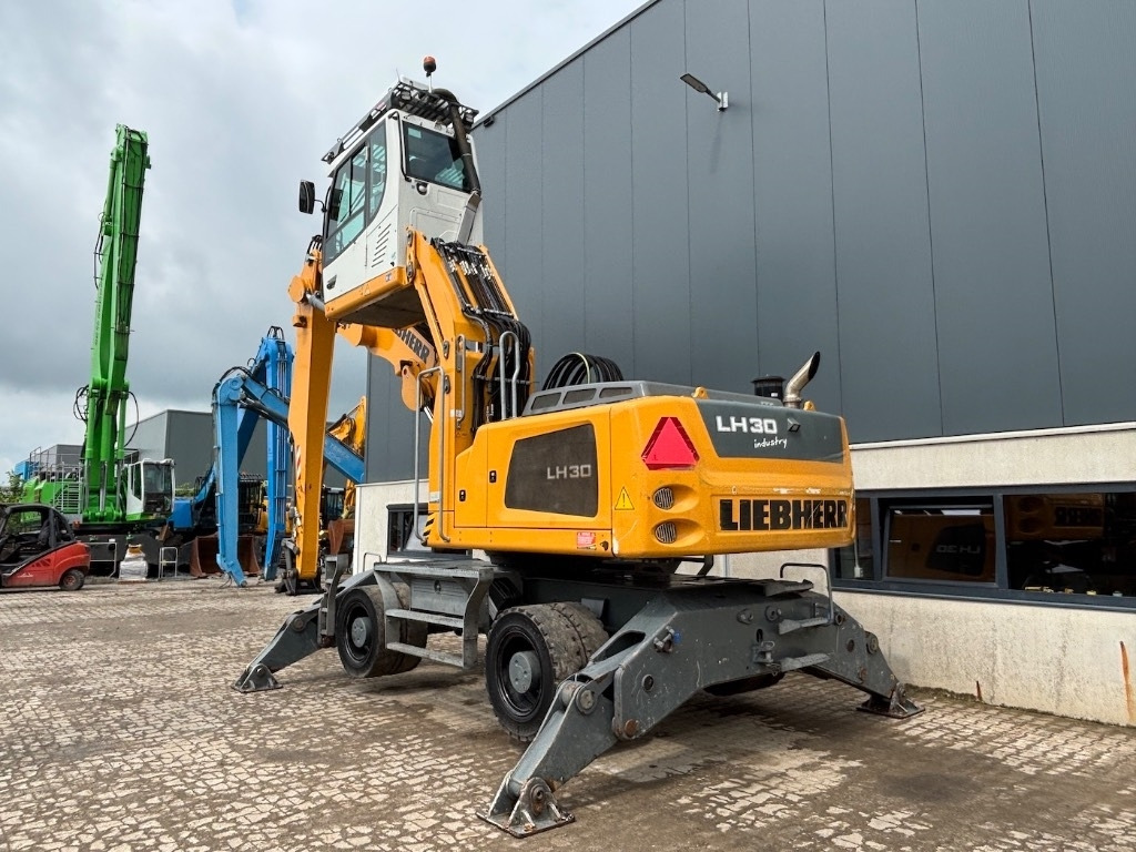 Liebherr LH 30 M - LH 35 M - LH 26 M - Waste/ Industry handler: picture 3 Liebherr LH 30 M - LH 35 M - LH 26 M - Waste/ Industry handler: picture 3