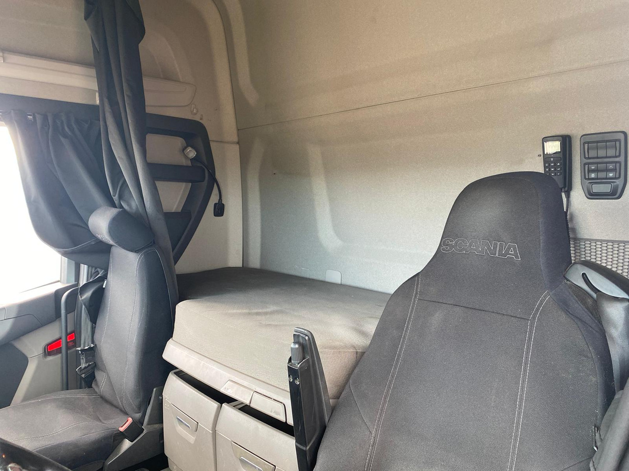Tractor unit SCANIA R450: picture 24