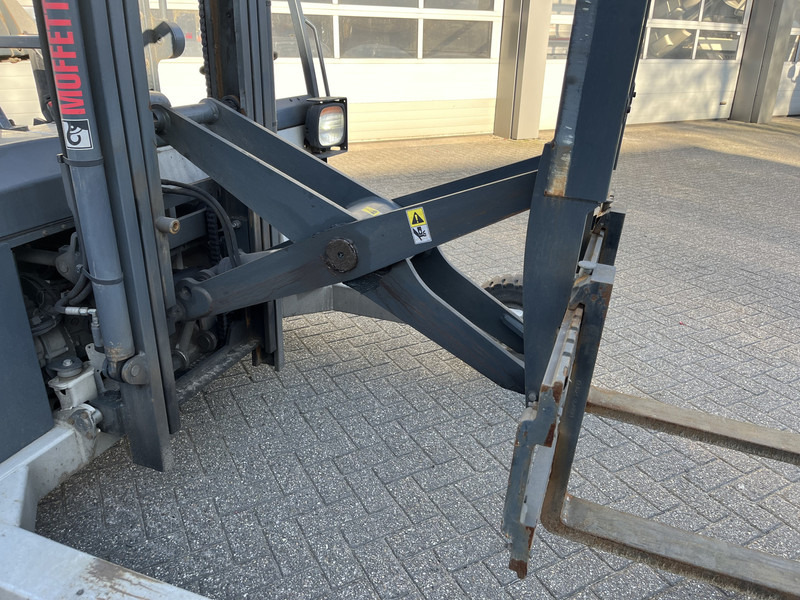 Moffett M4 20.1 / 547 Hours / 2020 / Schaarlift / Kooiaap / Meeneem heftruck - Diesel forklift: picture 3 Moffett M4 20.1 / 547 Hours / 2020 / Schaarlift / Kooiaap / Meeneem heftruck - Diesel forklift: picture 3
