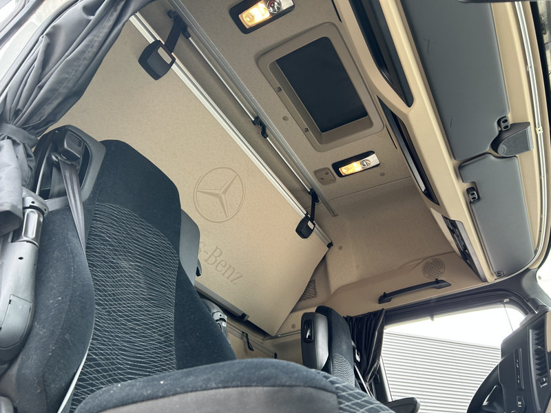Tractor unit Mercedes-Benz Actros 1845 Gigaspace / 549 dkm / 2 Tanks / Stand Airco / New Tacho V2: picture 10