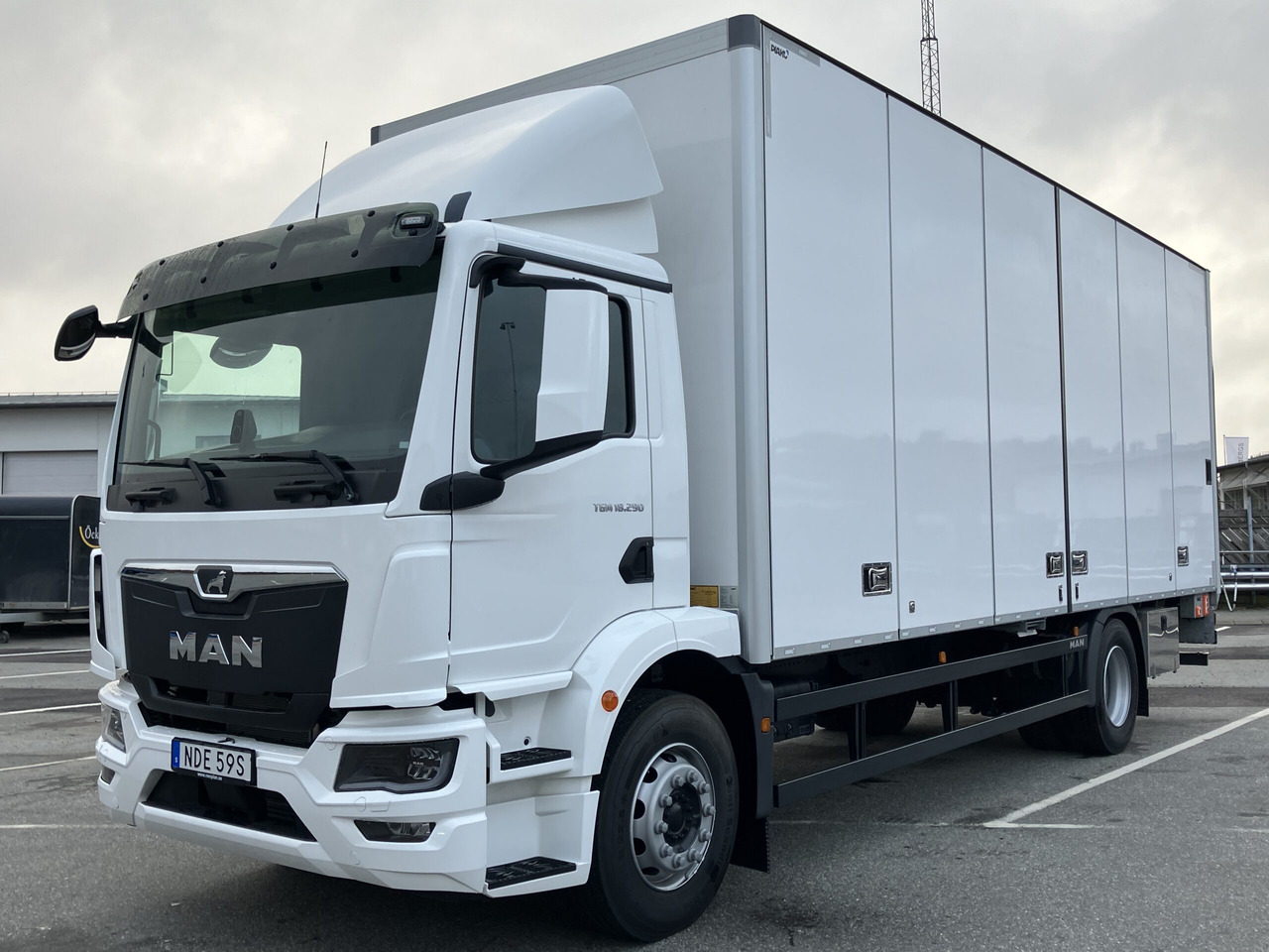 TGM 18.290 4×2 LL 18-ppl ÖBS - Box truck: picture 1 TGM 18.290 4×2 LL 18-ppl ÖBS - Box truck: picture 1