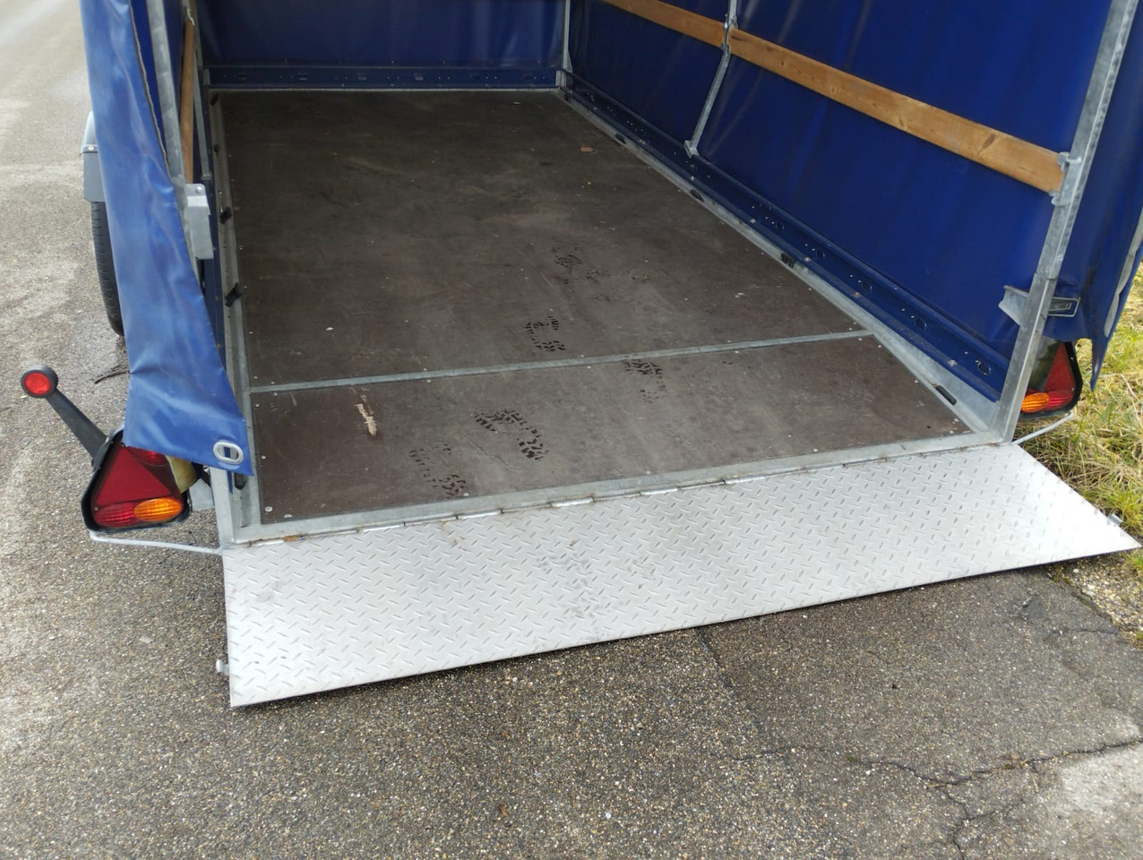 VEZEKO 400 x 187 3,5 t Absenkanhänger Huski 40.35 - Curtainsider trailer: picture 5 VEZEKO 400 x 187 3,5 t Absenkanhänger Huski 40.35 - Curtainsider trailer: picture 5