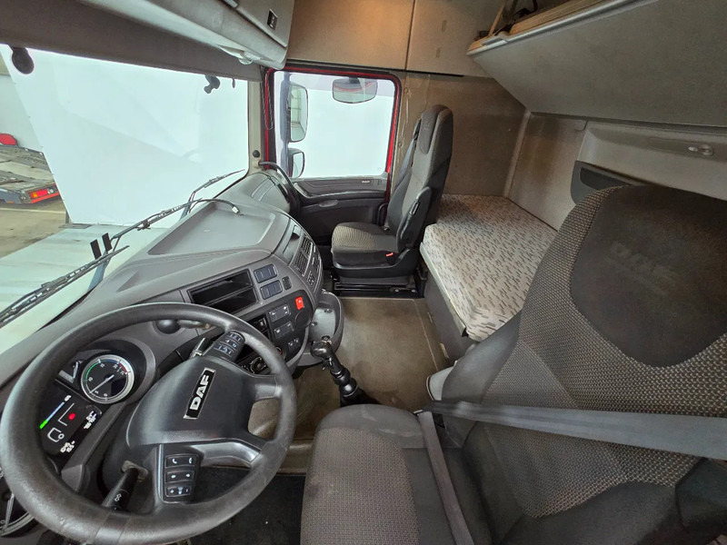 Interior photo 1: Tractor unit DAF XF 460 SPACECAB / RETARDER /MANUEL