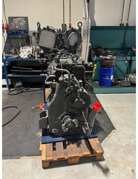 Komatsu Grader GD825A-2 WA500-6 - Gearbox: picture 3 Komatsu Grader GD825A-2 WA500-6 - Gearbox: picture 3