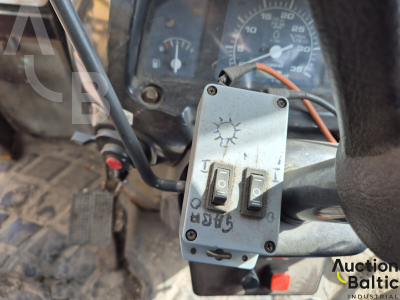 Farm tractor Branson 5820 CX: picture 9