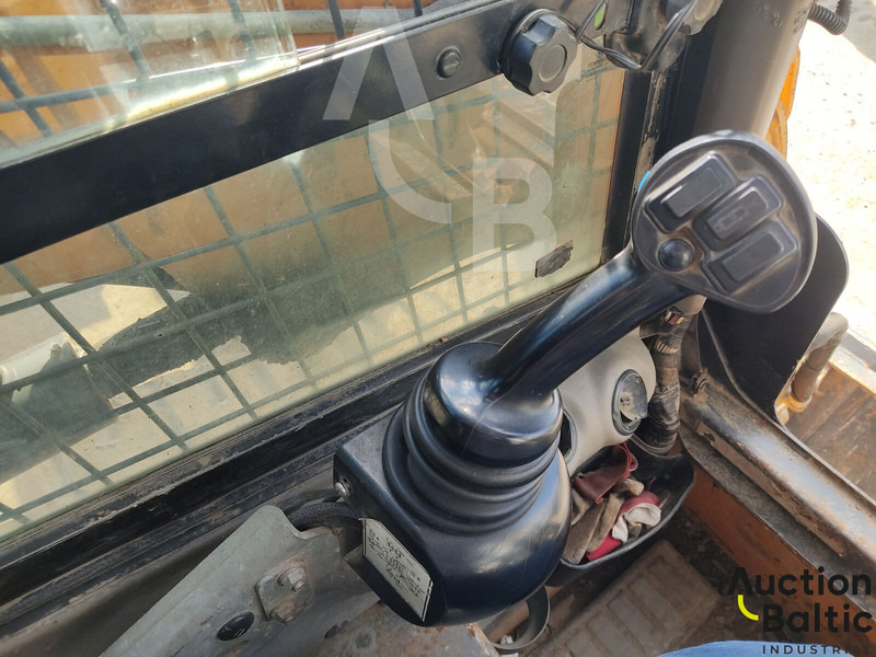 Crawler loader Case TR 320: picture 10