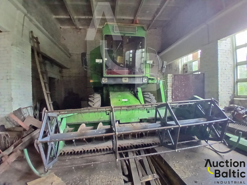 John Deere 1055 - Combine harvester: picture 1 John Deere 1055 - Combine harvester: picture 1