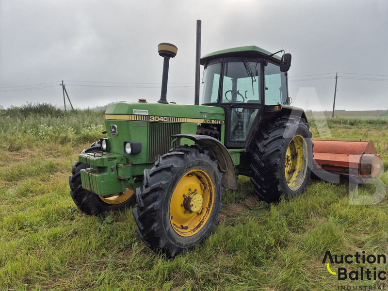 John Deere MFWD - Farm tractor: picture 2 John Deere MFWD - Farm tractor: picture 2