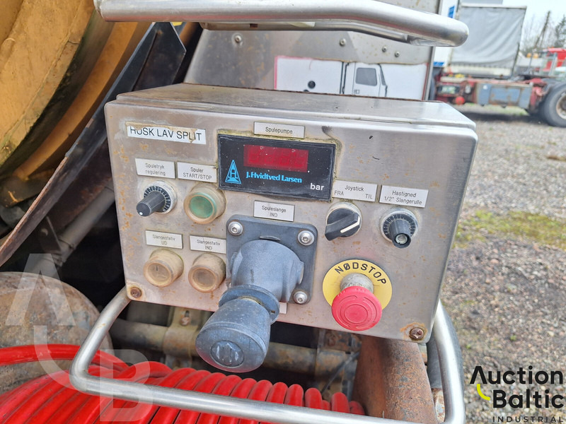 Vacuum truck MAN TGS200: picture 9