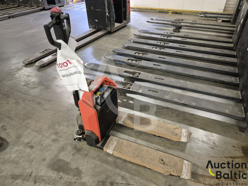 Toyota LHE130 - Order picker: picture 2 Toyota LHE130 - Order picker: picture 2
