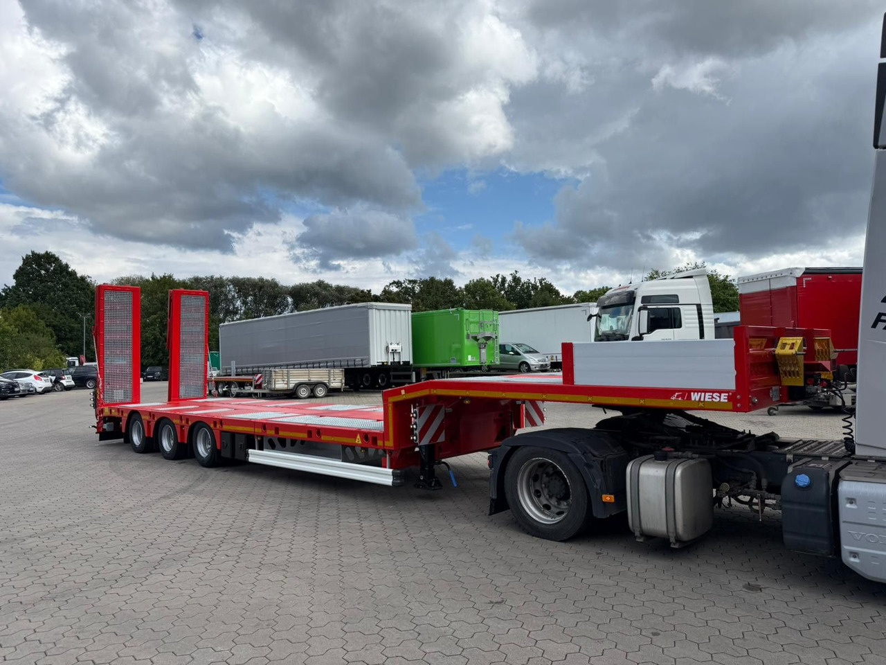 Kässbohrer SLS.HS Tieflader mit hydr. Schwanenhals Kässbohrer SLS.HS Tieflader mit hydr. Schwanenhals - Low loader semi-trailer: picture 3 Kässbohrer SLS.HS Tieflader mit hydr. Schwanenhals Kässbohrer SLS.HS Tieflader mit hydr. Schwanenhals - Low loader semi-trailer: picture 3