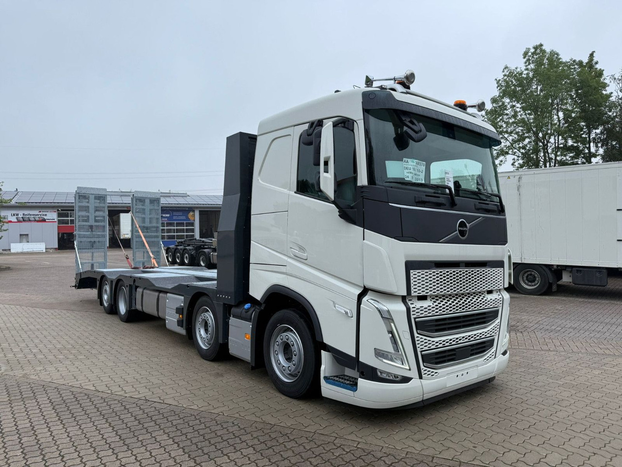 Volvo Arbeitsbühnen Baumaschinentransporter mit Rampen - Autotransporter truck: picture 2 Volvo Arbeitsbühnen Baumaschinentransporter mit Rampen - Autotransporter truck: picture 2