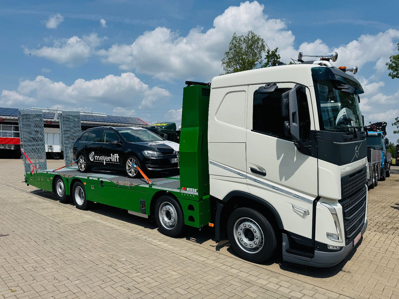 Volvo Arbeitsbühnen Baumaschinentransporter mit Rampen - Dropside/ Flatbed truck: picture 2 Volvo Arbeitsbühnen Baumaschinentransporter mit Rampen - Dropside/ Flatbed truck: picture 2