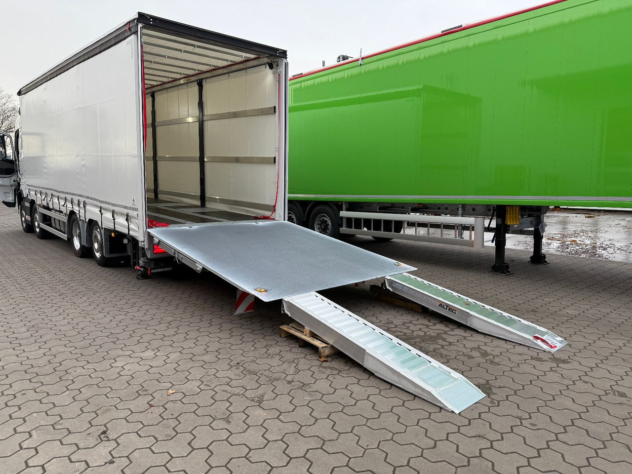 Volvo FH 500 8x2 Arbeitsbühnen Transporter LBW 9t - Tow truck: picture 5 Volvo FH 500 8x2 Arbeitsbühnen Transporter LBW 9t - Tow truck: picture 5