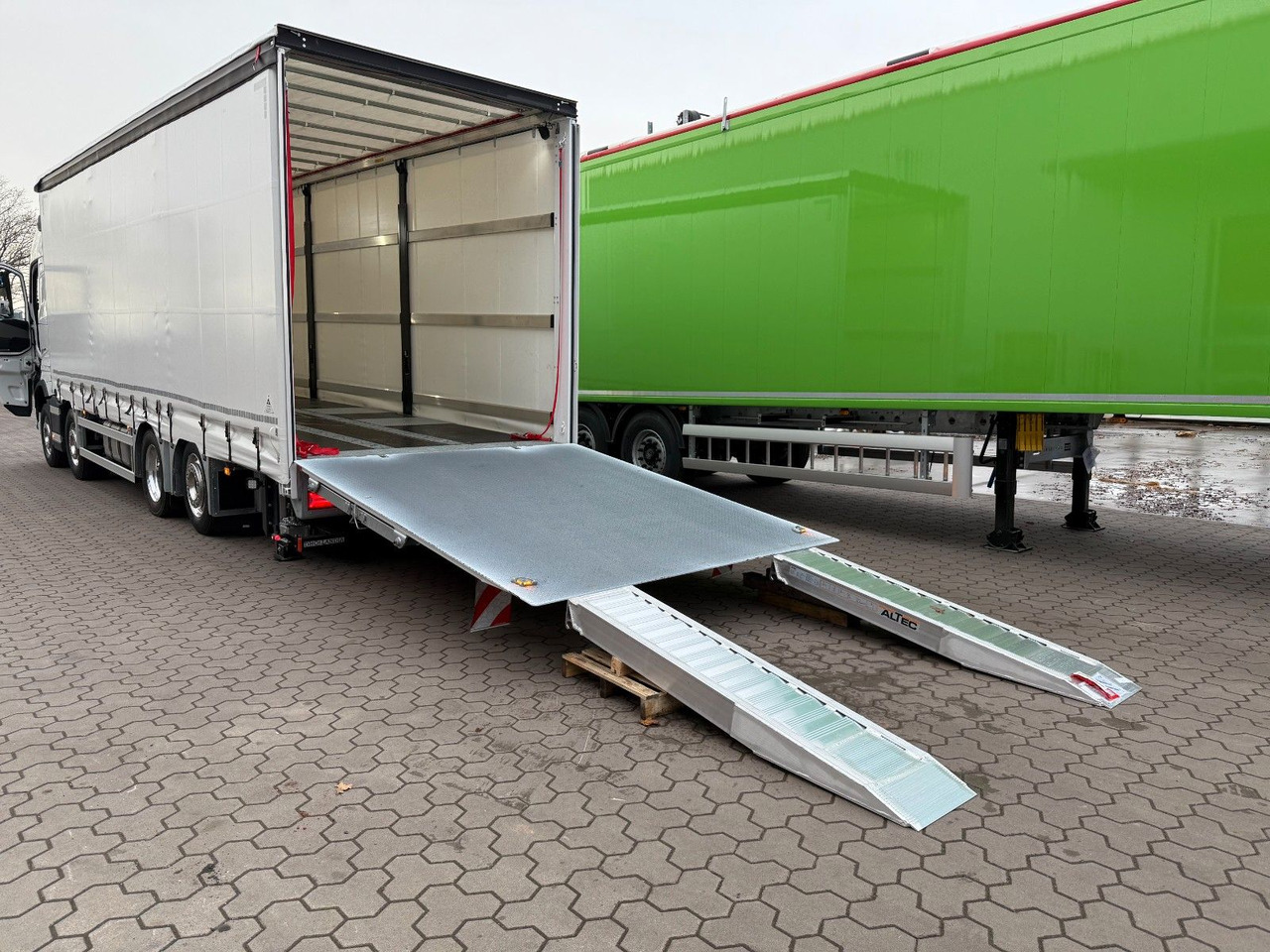 Volvo FH 500 Gabelstaplertransporter LBW Dhollandia 9t - Curtainsider truck: picture 5 Volvo FH 500 Gabelstaplertransporter LBW Dhollandia 9t - Curtainsider truck: picture 5