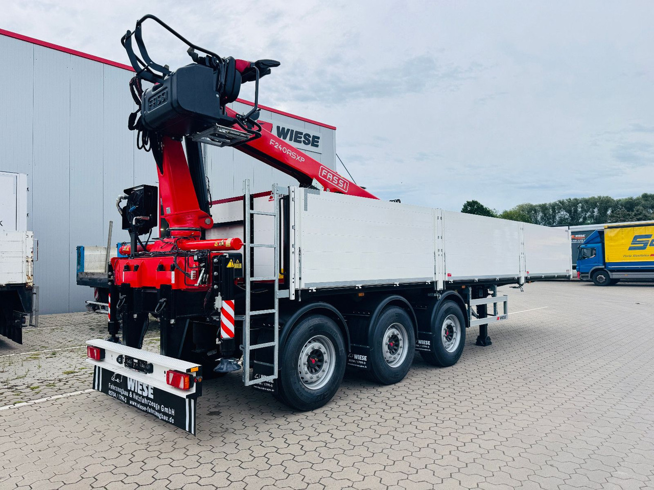 Wiese Baustoffauflieger - Heckkran Kran Fassi - Dropside/ Flatbed semi-trailer: picture 4 Wiese Baustoffauflieger - Heckkran Kran Fassi - Dropside/ Flatbed semi-trailer: picture 4