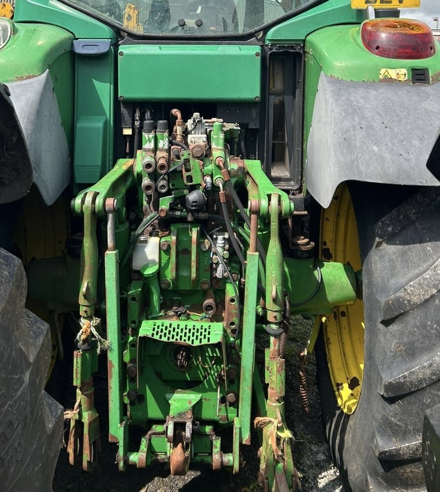JOHN DEERE 6820 - Farm tractor: picture 2 JOHN DEERE 6820 - Farm tractor: picture 2