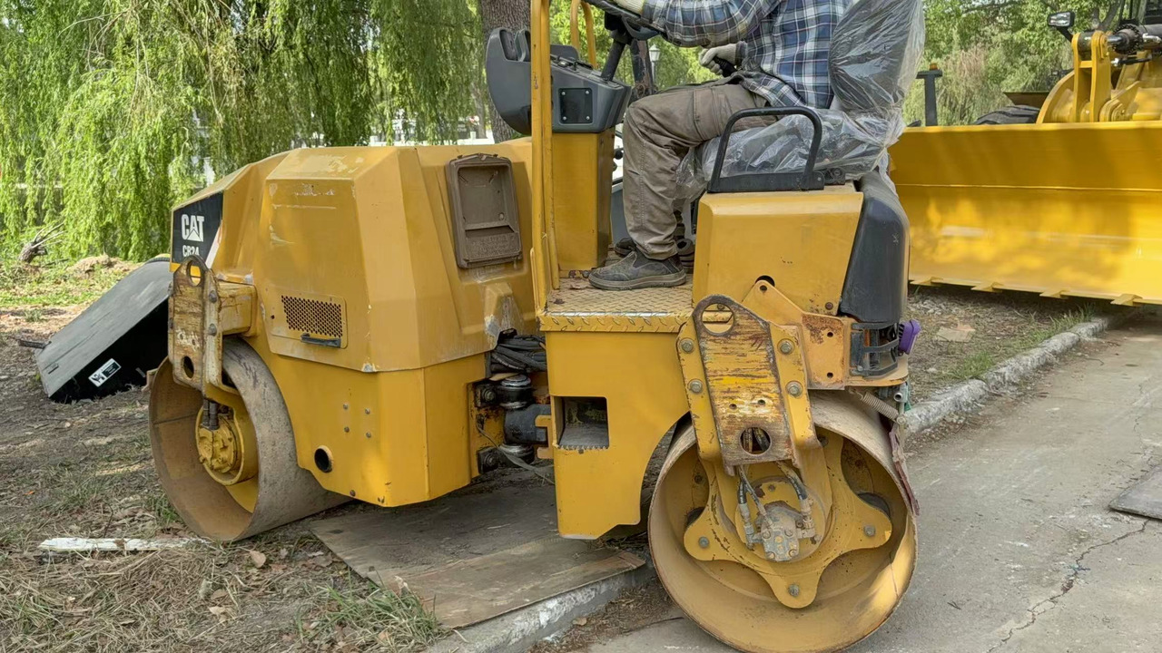 CATERPILLAR CB24B - Roller: picture 2 CATERPILLAR CB24B - Roller: picture 2