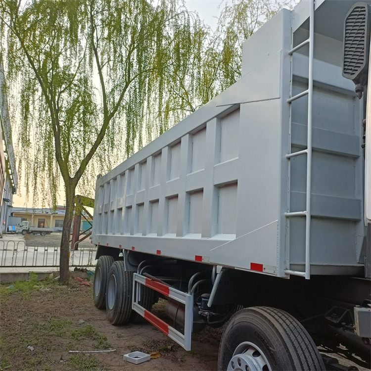 HOWO 8x4 371hp-White -tipper leasing HOWO 8x4 371hp-White -tipper: picture 9 HOWO 8x4 371hp-White -tipper leasing HOWO 8x4 371hp-White -tipper: picture 9