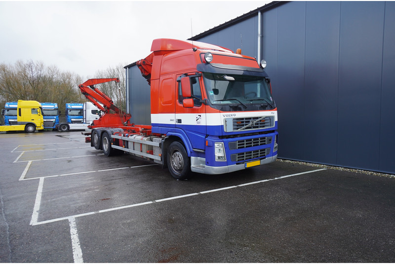 Volvo FM360 6X2 SIDE LOADER FOR 20FT CONTAINER - Skip loader truck: picture 4 Volvo FM360 6X2 SIDE LOADER FOR 20FT CONTAINER - Skip loader truck: picture 4