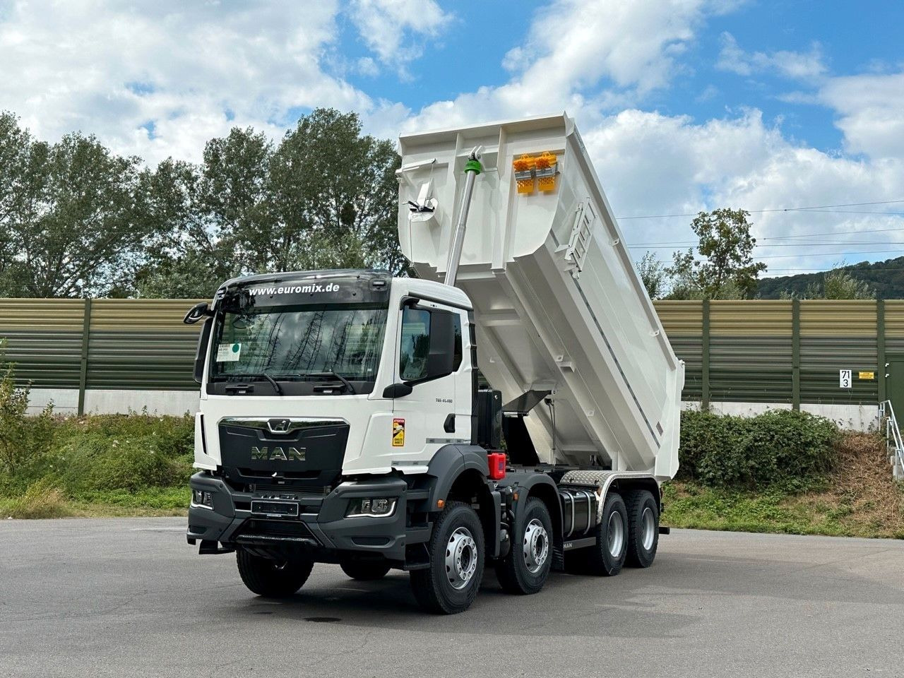 MAN TGS 41.440 8x4 EuromixMTP Mulden-Kipper MAN TGS 41.440 8x4 EuromixMTP Mulden-Kipper - Tipper: picture 2 MAN TGS 41.440 8x4 EuromixMTP Mulden-Kipper MAN TGS 41.440 8x4 EuromixMTP Mulden-Kipper - Tipper: picture 2
