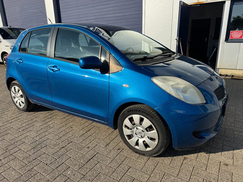 Toyota Yaris **PETROL-ESSENCE-AC** - Hatchback: picture 3 Toyota Yaris **PETROL-ESSENCE-AC** - Hatchback: picture 3