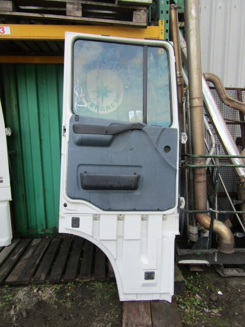 DAF XF 95 N/SIDE (PASSENGER) COMPLETE DOOR - Cab and interior for Truck: picture 2 DAF XF 95 N/SIDE (PASSENGER) COMPLETE DOOR - Cab and interior for Truck: picture 2