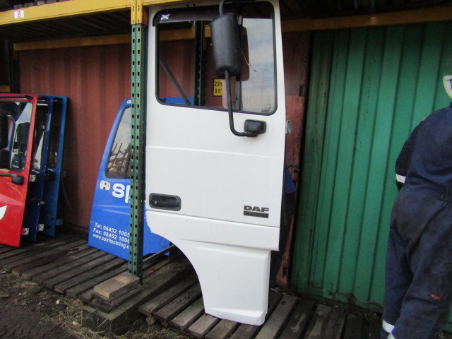 DAF XF 95 OFF/SIDE(DRIVERS) COMPLETE DOOR - Cab and interior for Truck: picture 1 DAF XF 95 OFF/SIDE(DRIVERS) COMPLETE DOOR - Cab and interior for Truck: picture 1