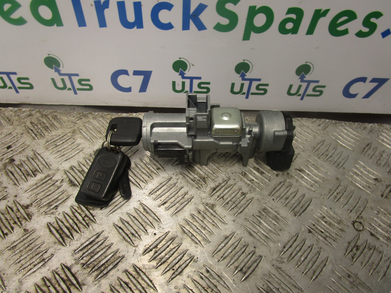 ISUZU N75 4HK1 IGNITION LOCK & KEY & TRANSPORTER - Cab and interior for Truck: picture 1 ISUZU N75 4HK1 IGNITION LOCK & KEY & TRANSPORTER - Cab and interior for Truck: picture 1