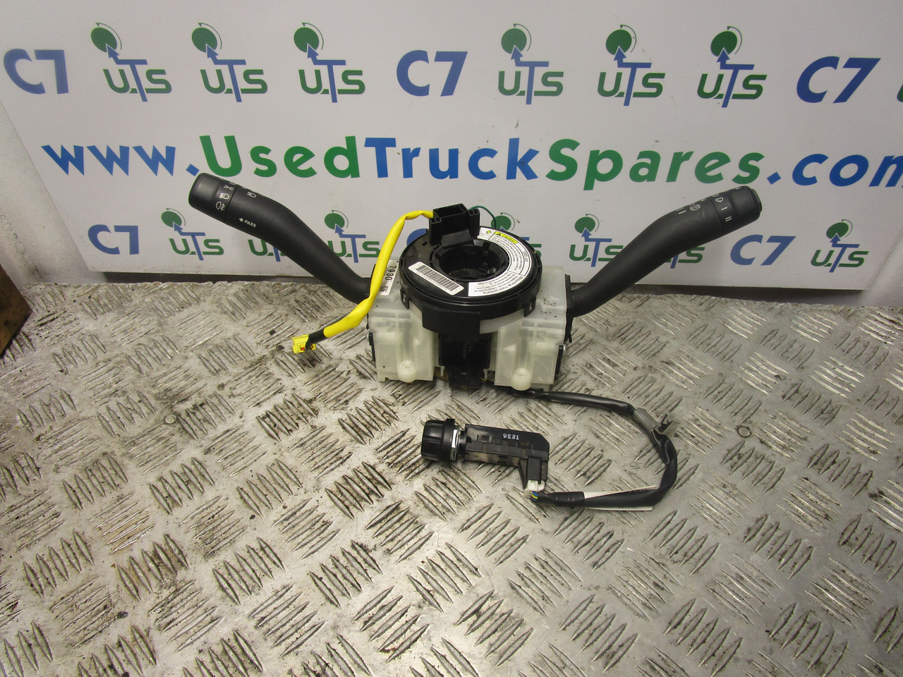 ISUZU N75 4HK1 WIPER/INDICATOR STALK COMPLETE - Cab and interior for Truck: picture 1 ISUZU N75 4HK1 WIPER/INDICATOR STALK COMPLETE - Cab and interior for Truck: picture 1