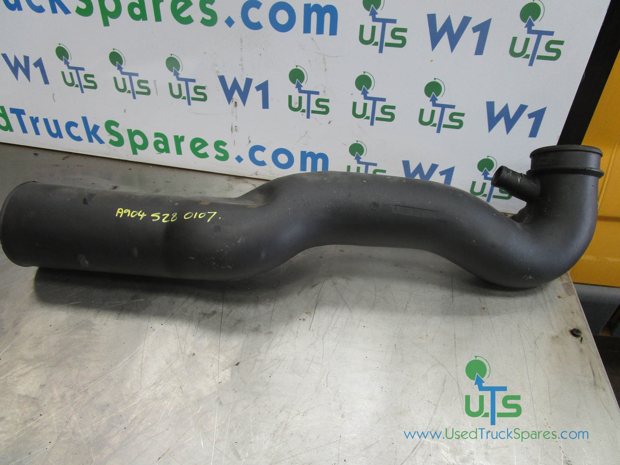 MERCEDES AXOR 2633 AIR FILLER INTAKE PIPE P/NO A9045280107 - Engine and parts for Truck: picture 1 MERCEDES AXOR 2633 AIR FILLER INTAKE PIPE P/NO A9045280107 - Engine and parts for Truck: picture 1