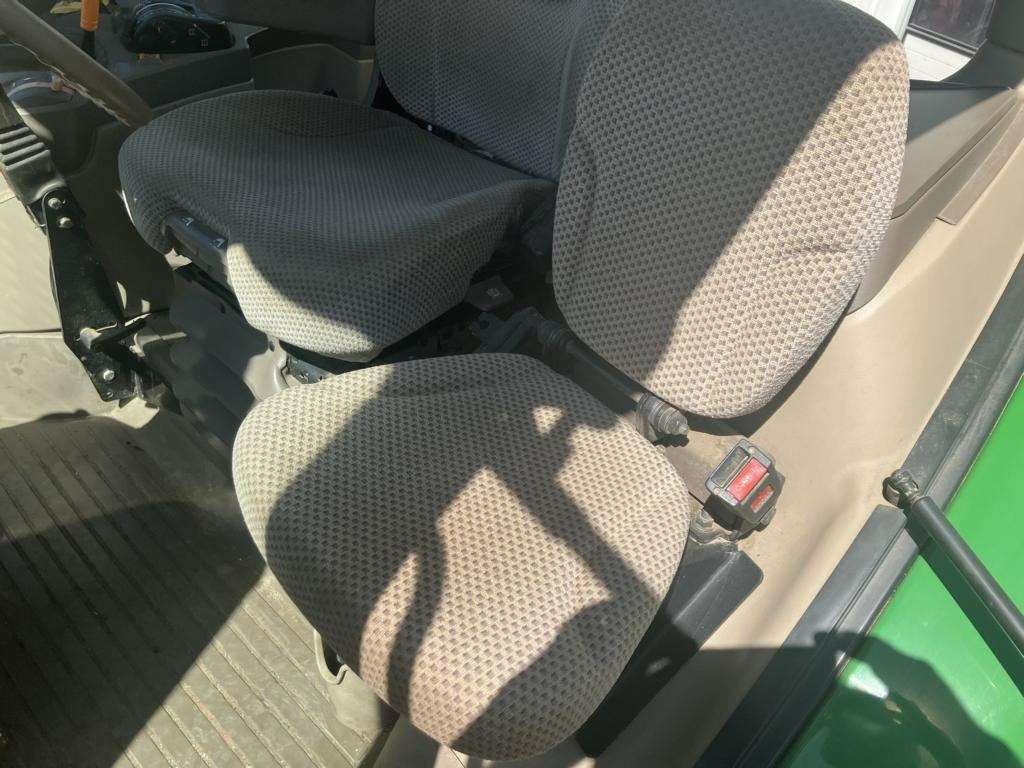 Farm tractor John Deere 6125R: picture 28