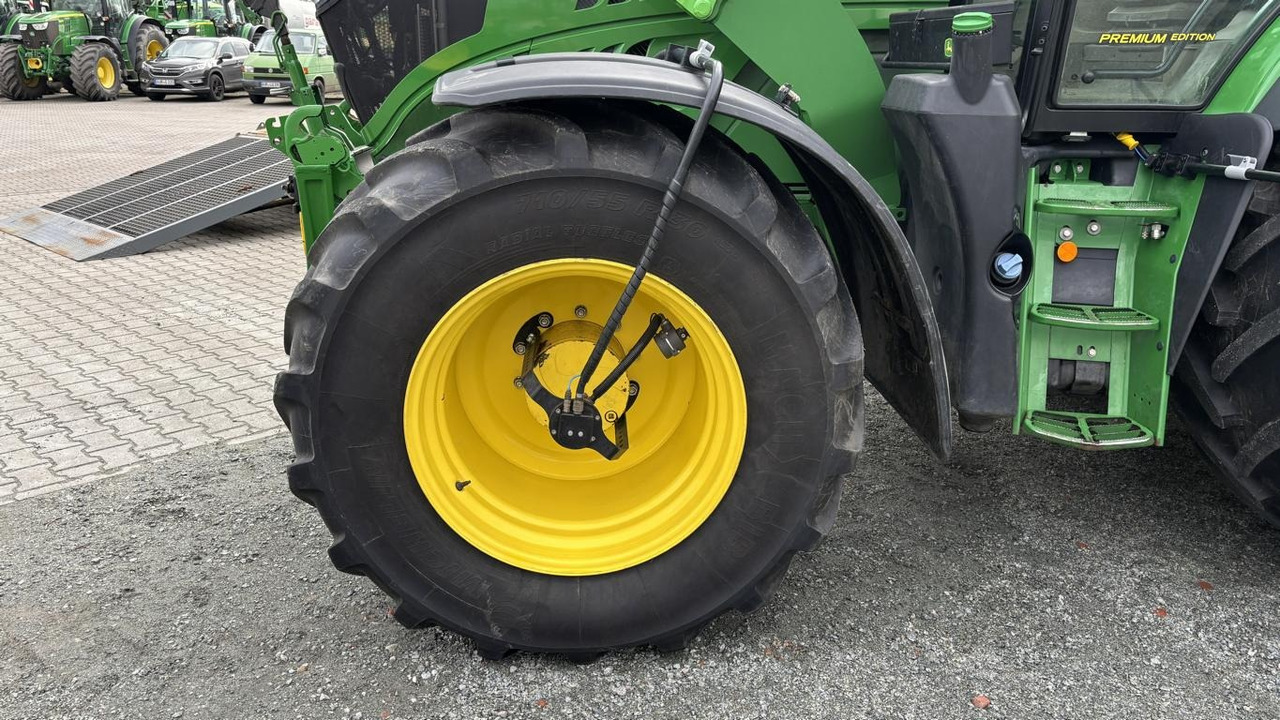 Farm tractor John Deere 6155R: picture 30