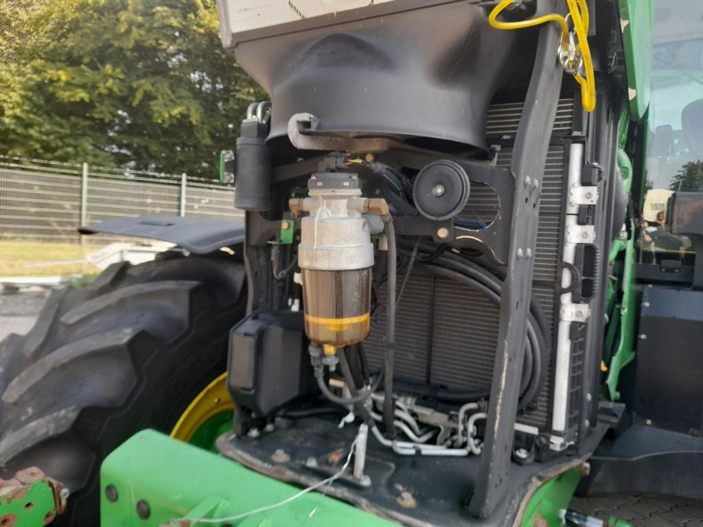John Deere 6215 R - Farm tractor: picture 5 John Deere 6215 R - Farm tractor: picture 5