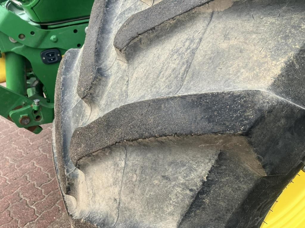 John Deere 6215R - Farm tractor: picture 2 John Deere 6215R - Farm tractor: picture 2