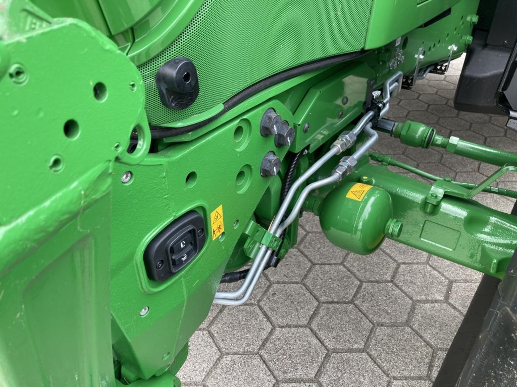 John Deere 6R145 - Farm tractor: picture 4 John Deere 6R145 - Farm tractor: picture 4