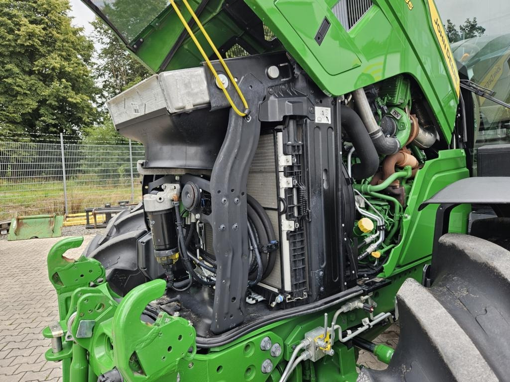 John Deere 6R185 - Farm tractor: picture 4 John Deere 6R185 - Farm tractor: picture 4