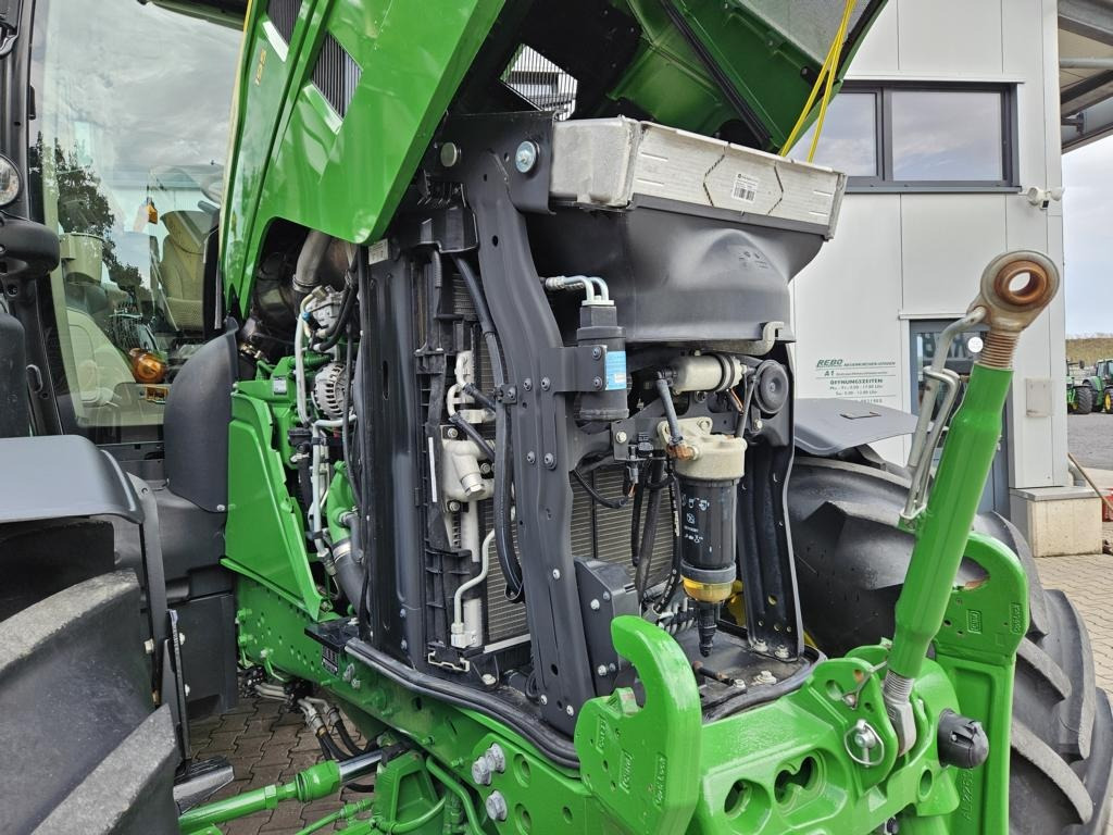 John Deere 6R195 - Farm tractor: picture 3 John Deere 6R195 - Farm tractor: picture 3