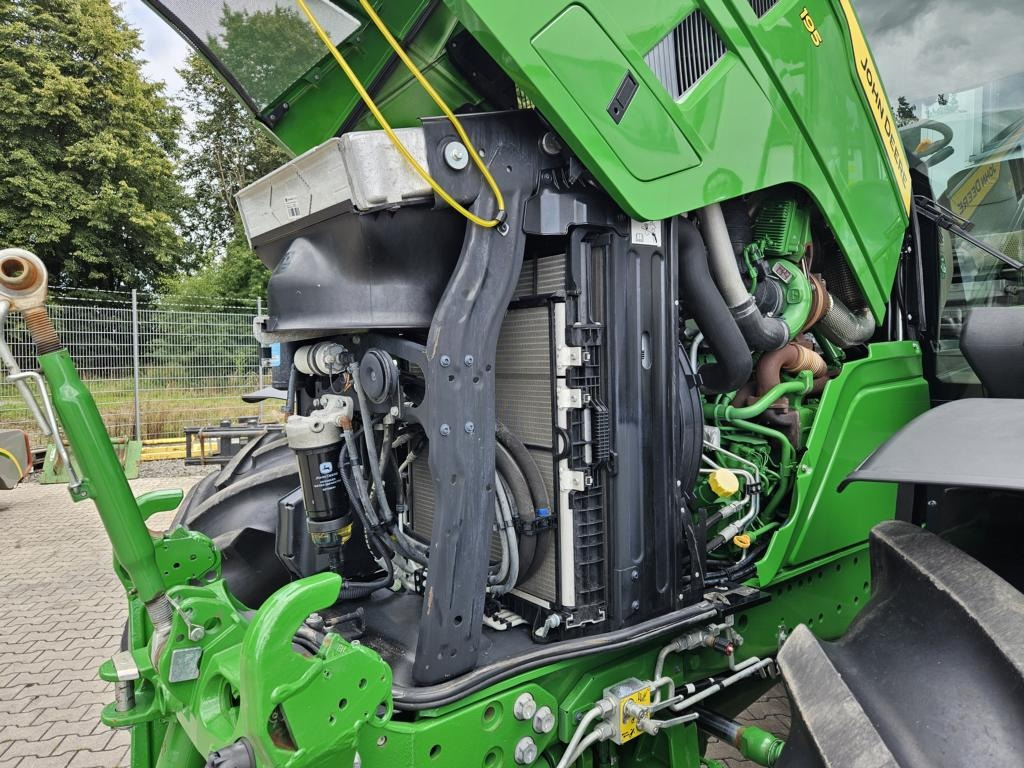 John Deere 6R195 - Farm tractor: picture 4 John Deere 6R195 - Farm tractor: picture 4