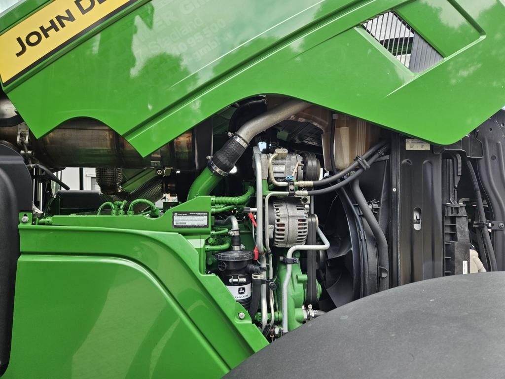 John Deere 6R195 - Farm tractor: picture 2 John Deere 6R195 - Farm tractor: picture 2
