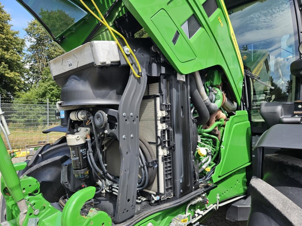 John Deere 6R195 - Farm tractor: picture 4 John Deere 6R195 - Farm tractor: picture 4