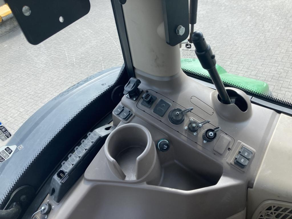 John Deere 6R230 - Farm tractor: picture 4 John Deere 6R230 - Farm tractor: picture 4