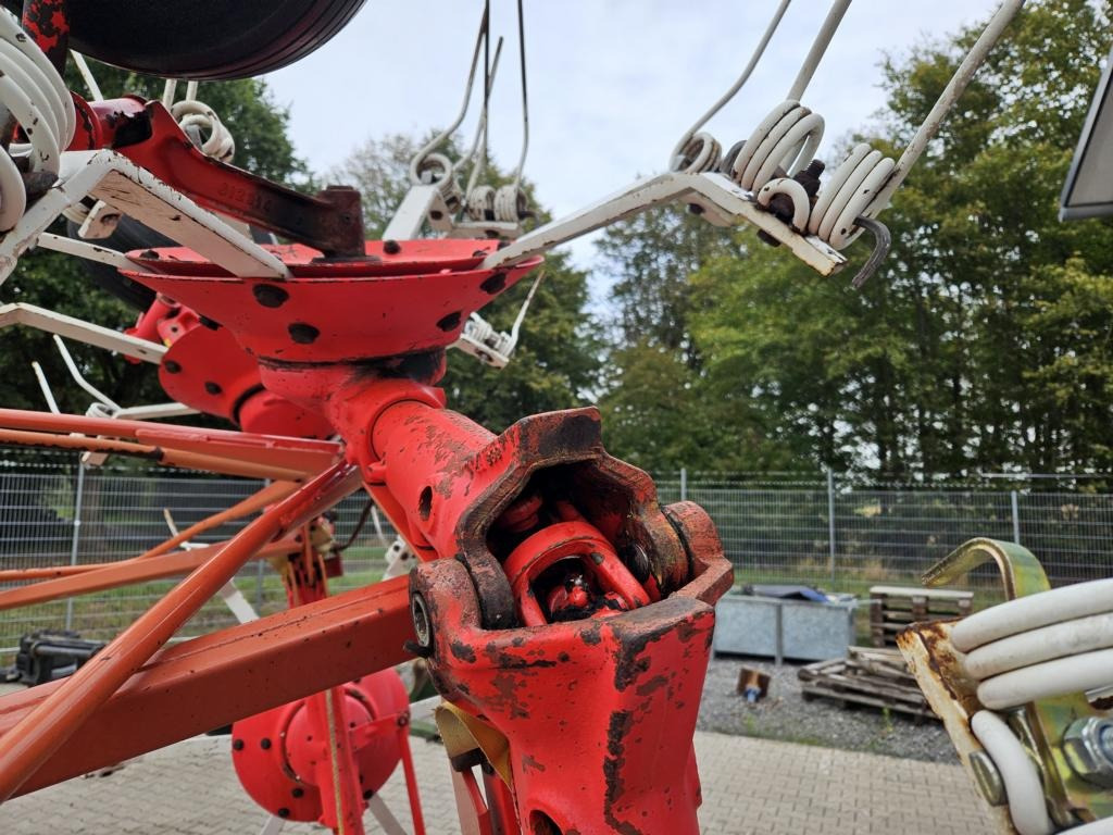 Pöttinger HIT 69 N-Z - Tedder/ Rake: picture 3 Pöttinger HIT 69 N-Z - Tedder/ Rake: picture 3