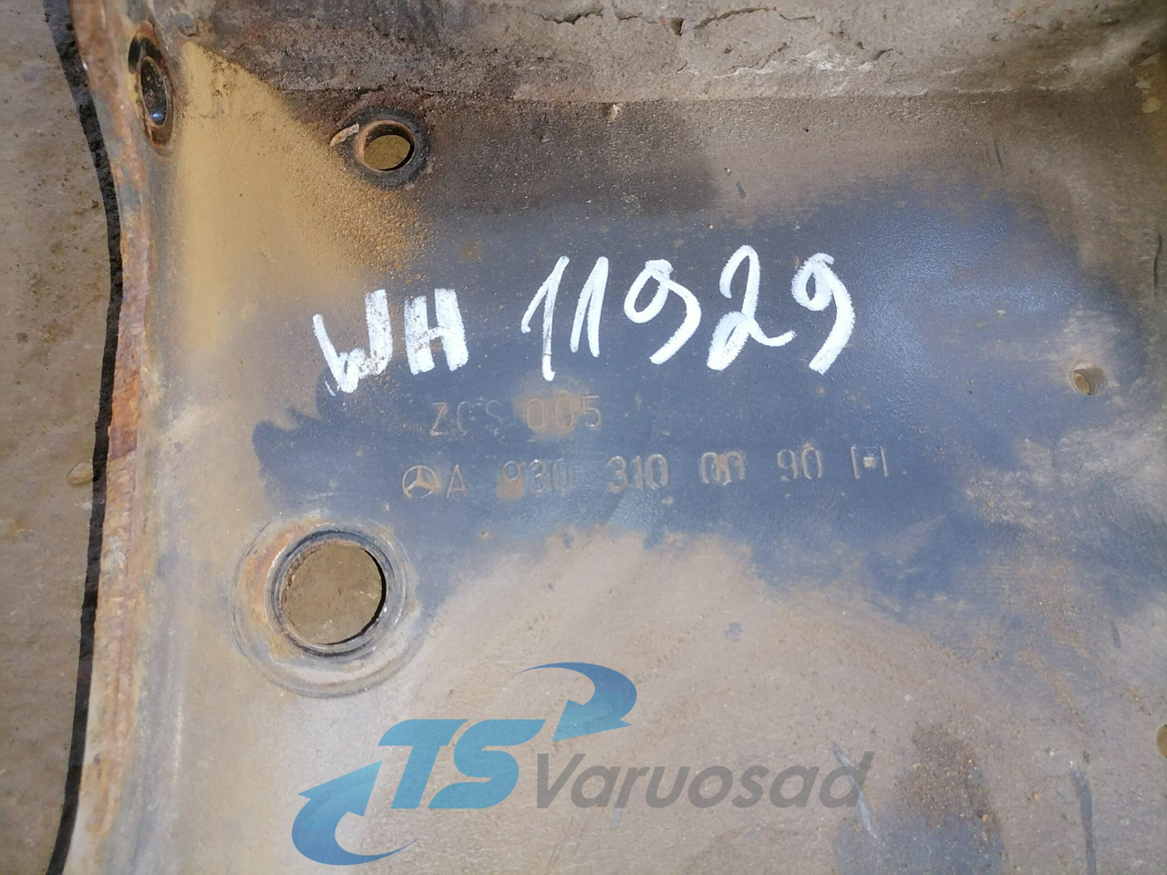 Mercedes-Benz Front bumper carrier A9303100090 - Bumper for Truck: picture 3 Mercedes-Benz Front bumper carrier A9303100090 - Bumper for Truck: picture 3