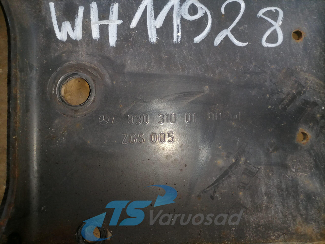 Mercedes-Benz Front bumper carrier A9303100190 - Bumper for Truck: picture 2 Mercedes-Benz Front bumper carrier A9303100190 - Bumper for Truck: picture 2