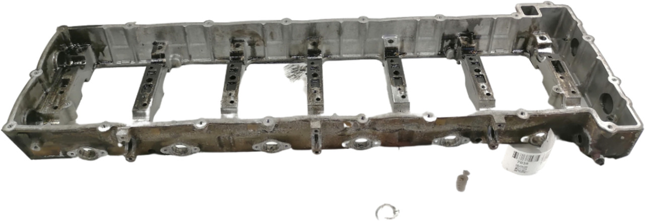 Mercedes-Benz Vahekaas A4710511402 - Cylinder head for Truck: picture 1 Mercedes-Benz Vahekaas A4710511402 - Cylinder head for Truck: picture 1