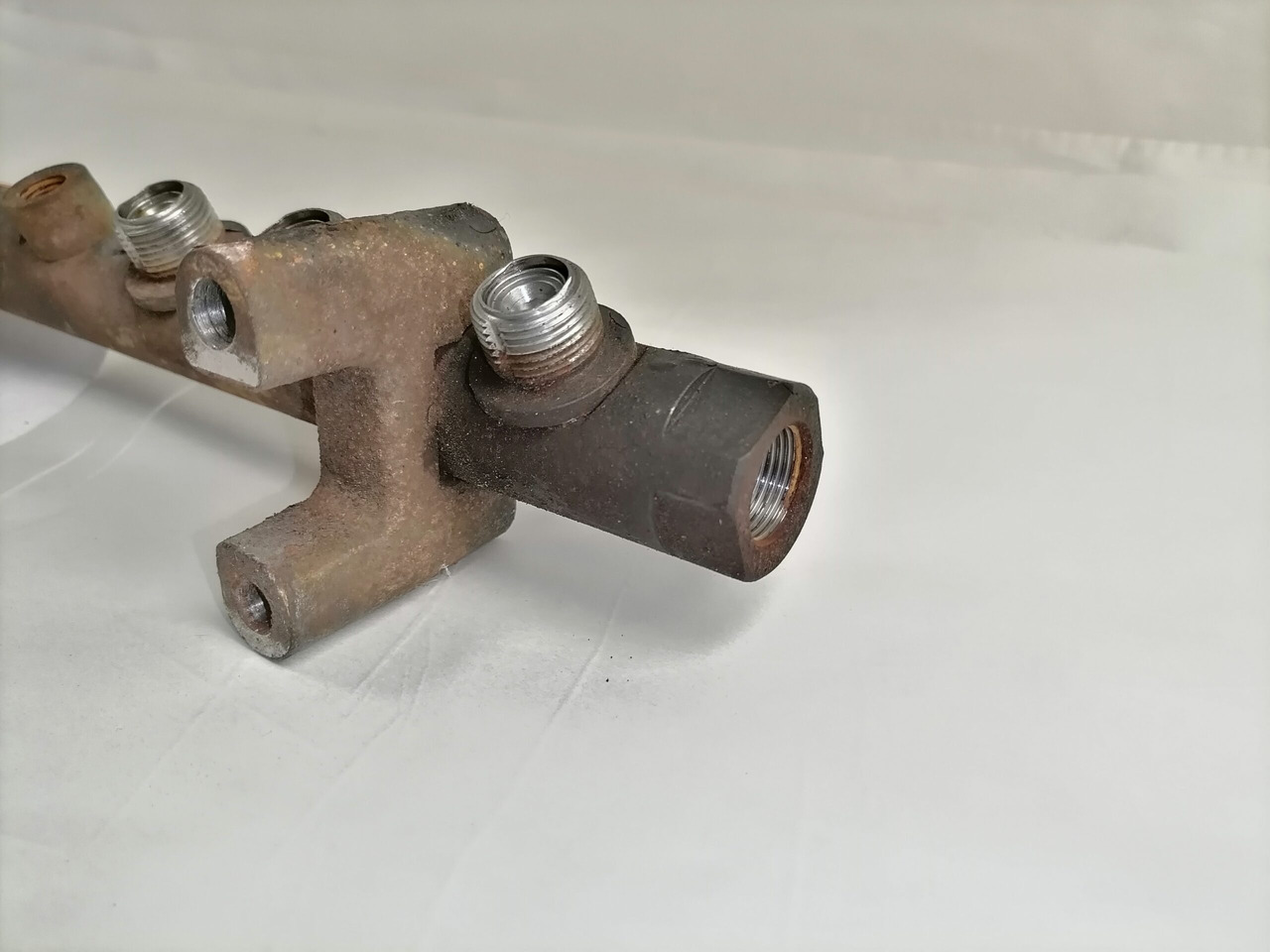 Scania Fuel mainfold 2130085 - Fuel system for Truck: picture 2 Scania Fuel mainfold 2130085 - Fuel system for Truck: picture 2