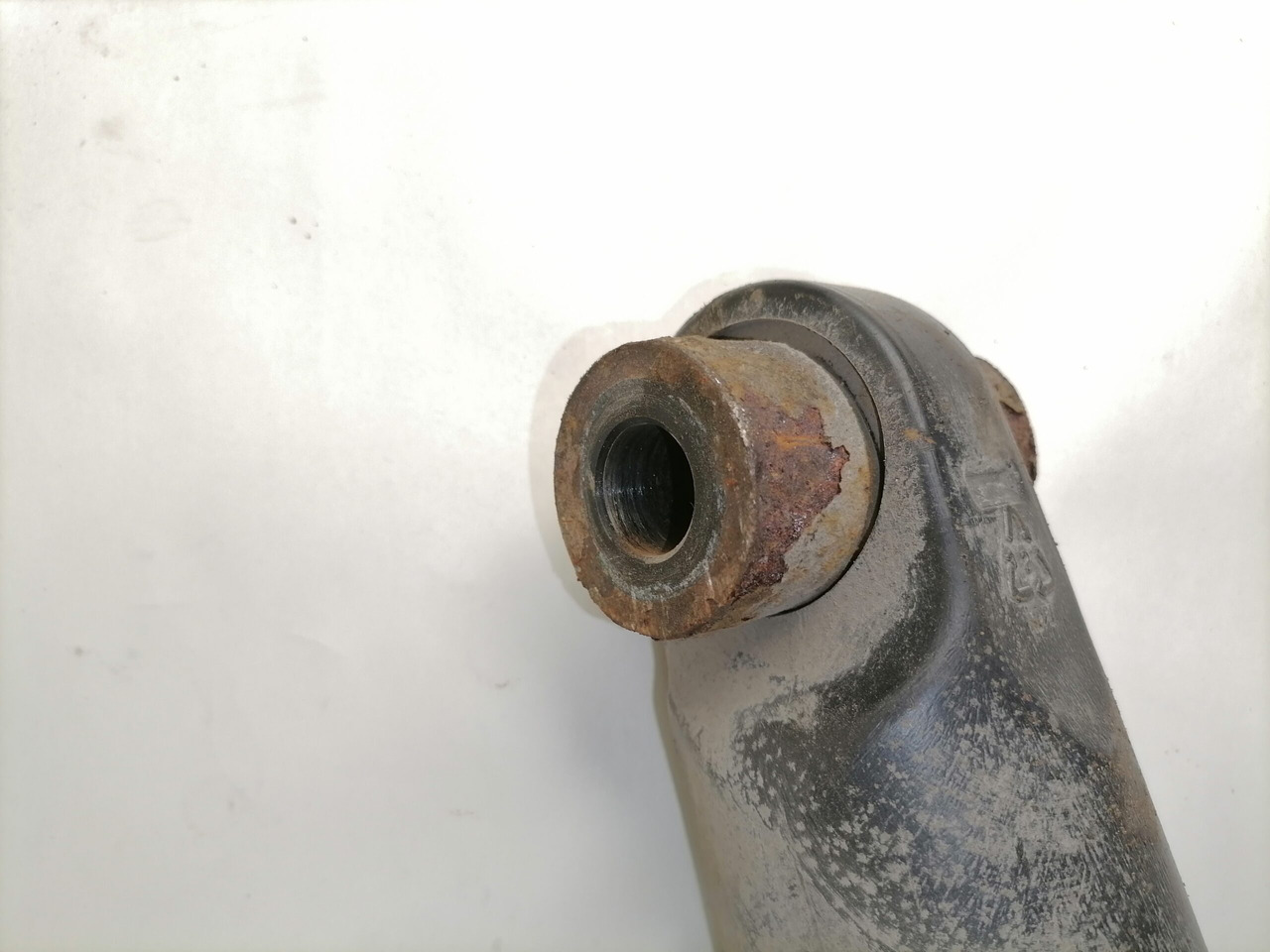 Volvo Cab tilting cylinder 20922303 - Cab suspension for Truck: picture 4 Volvo Cab tilting cylinder 20922303 - Cab suspension for Truck: picture 4